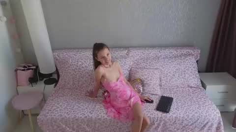 Snapshot of little__lunaa chatting on June 25, 11:59 am online show from June 25, 11:59 am