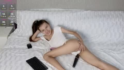 Snapshot of little__lunaa chatting on July 24, 10:57 am online show from July 24, 10:57 am