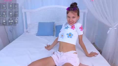 Snapshot of little__lunaa chatting on August 1, 10:47 am online show from August 1, 10:47 am