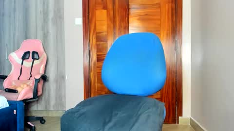 Snapshot of little_africa chatting on April 20, 7:33 am little_africa online show from April 20, 7:33 am
