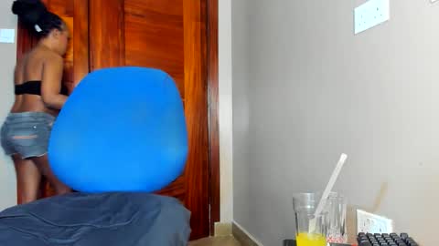 Snapshot of little_africa chatting on May 5, 6:54 am little_africa online show from May 5, 6:54 am