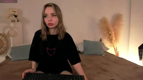 little_clare_ online show from May 22, 12:33 pm