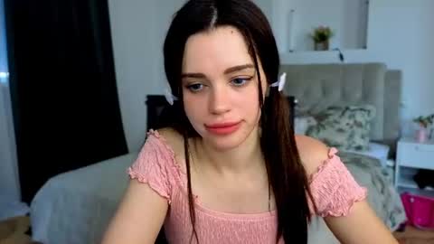 Snapshot of little_cuti1e chatting on June 29, 10:10 am Kathrine online show from June 29, 10:10 am