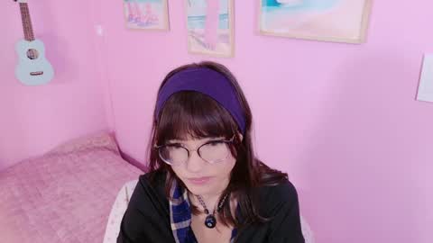 Snapshot of little_effy18_ chatting on April 1, 12:00 am Little Effy online show from April 1, 12:00 am