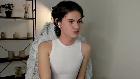 Snapshot of little_femb0y chatting on February 3, 8:14 pm Daniel online show from February 3, 8:14 pm