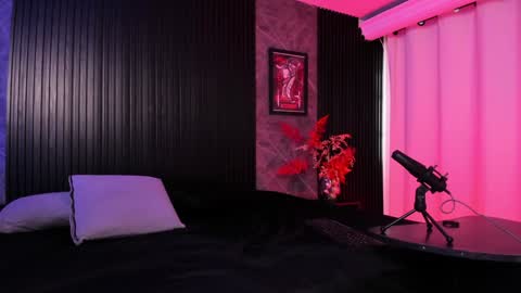 Snapshot of little_maeve chatting on December 6, 8:40 pm Maeve  online show from December 6, 8:40 pm