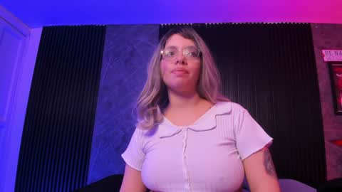 Snapshot of little_maeve chatting on December 27, 3:53 am Maeve  online show from December 27, 3:53 am