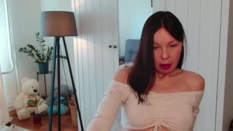 Nicole online show from May 5, 9:39 am