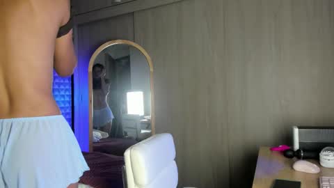 Snapshot of little_sugar19 chatting on February 19, 2:18 am alex online show from February 19, 2:18 am