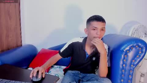 Snapshot of littlecum18 chatting on June 21, 12:19 pm Pipe online show from June 21, 12:19 pm