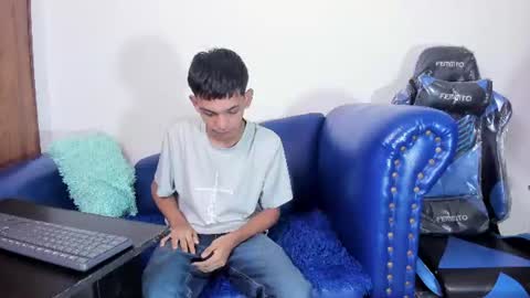 Snapshot of littlecum18 chatting on July 21, 12:29 pm Pipe online show from July 21, 12:29 pm