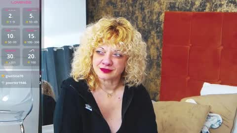 Snapshot of littlecurlygirll chatting on February 23, 7:11 pm LittleCurlyGirll online show from February 23, 7:11 pm