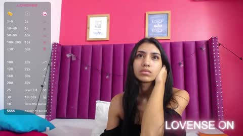 Snapshot of littlee_emilyy_ chatting on December 27, 12:56 pm Emily  online show from December 27, 12:56 pm