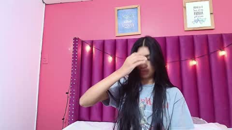 Snapshot of littlee_emilyy_ chatting on January 22, 9:02 am Emily  online show from January 22, 9:02 am