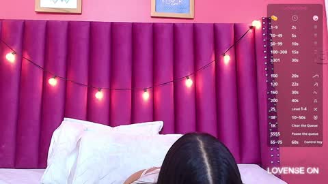 Snapshot of littlee_emilyy_ chatting on January 28, 5:54 am Emily  online show from January 28, 5:54 am