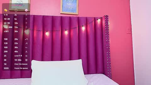 Snapshot of littlee_emilyy_ chatting on February 21, 5:56 am Emily  online show from February 21, 5:56 am