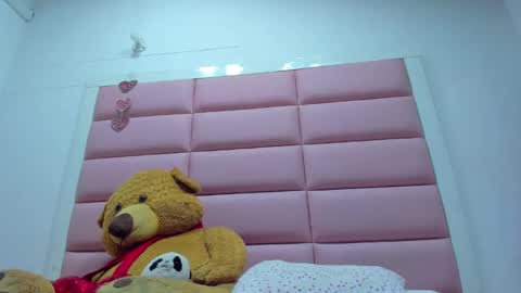 littlee_emma_ online show from February 1, 6:21 am