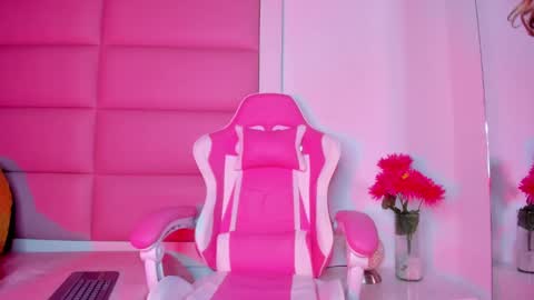 littlee_emma_ online show from February 26, 6:37 am