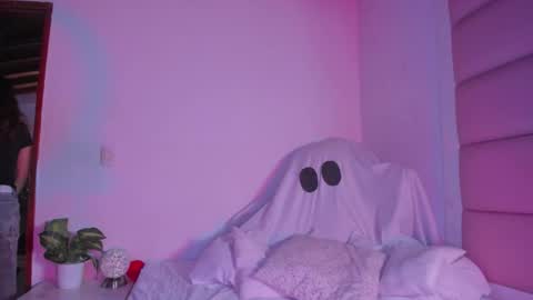 littlee_emma_ online show from October 8, 4:21 am