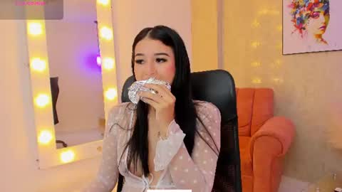 Snapshot of littlee_mia chatting on June 20, 12:19 pm littlee_mia online show from June 20, 12:19 pm