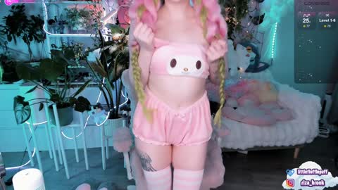 Snapshot of littleflufflepuff chatting on December 4, 5:05 am Riza Riri Puff  online show from December 4, 5:05 am