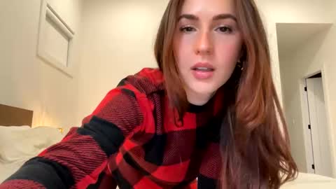 Snapshot of littlemissmia222 chatting on December 23, 1:29 am Mia online show from December 23, 1:29 am