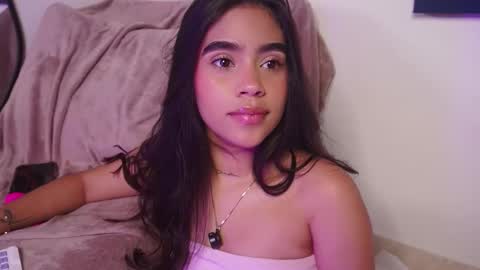 littletammy_ online show from November 8, 2:50 pm