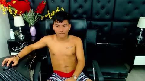 Snapshot of littletommy01 chatting on February 19, 6:11 am littletommy01 online show from February 19, 6:11 am