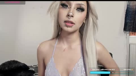 Snapshot of liu_mystik chatting on April 18, 6:34 pm Liu help me to reach 100 thumps up daddy online show from April 18, 6:34 pm