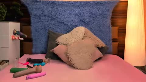 Snapshot of liviahott chatting on February 12, 7:31 pm Livia and Lucy D online show from February 12, 7:31 pm