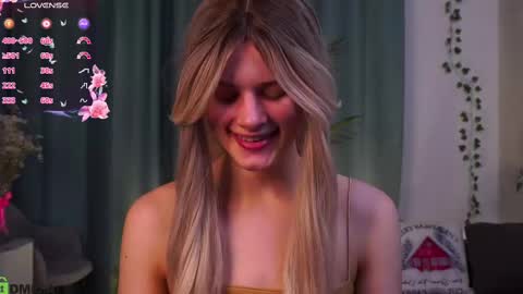 Snapshot of lizbethcoll chatting on March 3, 4:56 pm Sunnheart online show from March 3, 4:56 pm