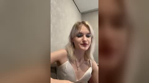 Snapshot of lizycrown chatting on August 6, 9:11 am Lizzy online show from August 6, 9:11 am