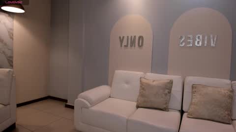 Lizzi  online show from November 3, 9:05 pm