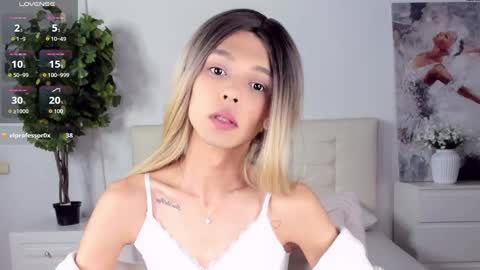 lizzydelrey online show from May 15, 1:18 pm
