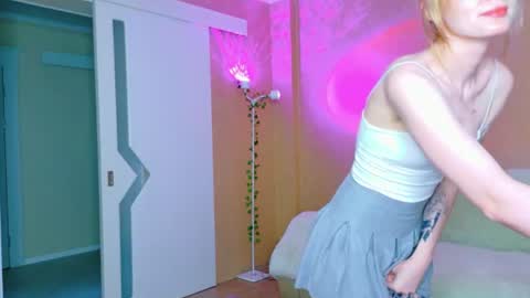 Snapshot of llovelymia chatting on June 24, 3:05 am llovelymia online show from June 24, 3:05 am