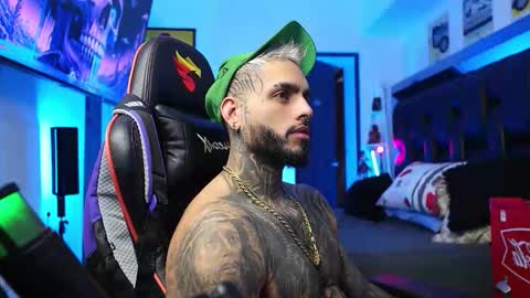 logan_hugh8 online show from February 8, 6:00 pm