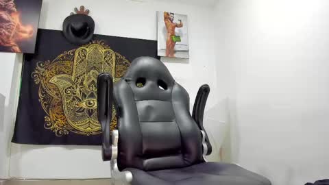 Snapshot of logan_whitters01 chatting on February 16, 6:43 pm LOGAN WHITTERS online show from February 16, 6:43 pm