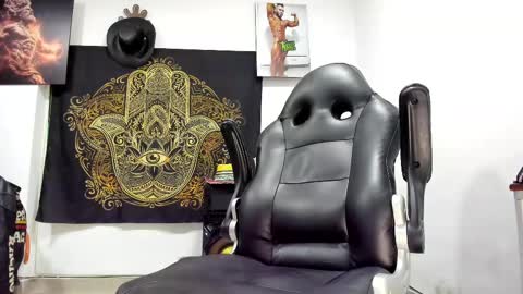 Snapshot of logan_whitters01 chatting on February 20, 11:54 pm LOGAN WHITTERS online show from February 20, 11:54 pm