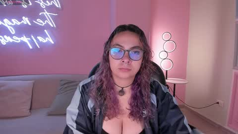 Snapshot of loiseharper chatting on May 18, 7:20 pm Loise online show from May 18, 7:20 pm