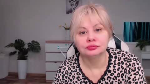  Lola  online show from October 21, 7:31 am