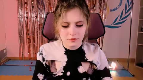 Snapshot of lolaasmus chatting on February 27, 8:17 am I consider myself the god Loki but life just calls me LOL online show from February 27, 8:17 am