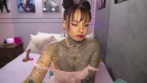 Snapshot of lolabrouse__ chatting on July 10, 9:06 pm Lola online show from July 10, 9:06 pm