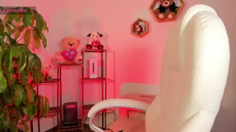 Snapshot of lolaleah_ chatting on August 4, 12:47 am Lola online show from August 4, 12:47 am