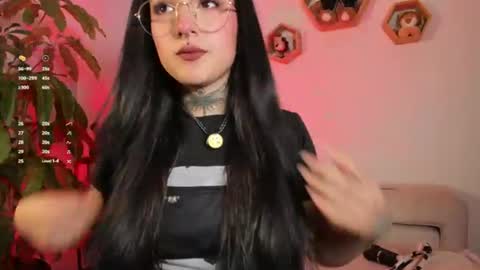 Snapshot of lolaleah_ chatting on August 6, 4:25 am Lola online show from August 6, 4:25 am