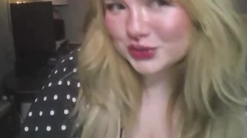 Snapshot of lolapeach222 chatting on November 7, 7:25 pm Lola Peach xo online show from November 7, 7:25 pm