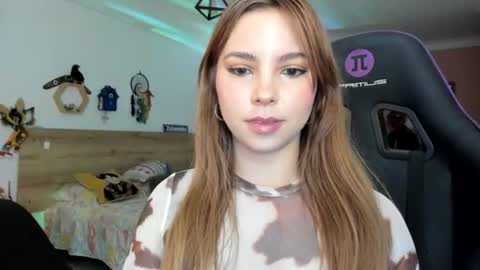 Snapshot of lolaverse chatting on June 15, 4:42 pm Lola doll online show from June 15, 4:42 pm
