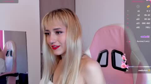 Snapshot of lolly_js_ chatting on December 20, 3:31 pm Lolly online show from December 20, 3:31 pm