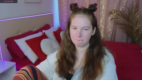 Snapshot of lolly_pump chatting on September 11, 1:33 pm Mona online show from September 11, 1:33 pm