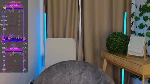 Snapshot of lolly_pump chatting on September 17, 12:51 pm Mona online show from September 17, 12:51 pm