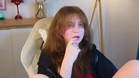 Snapshot of lolly_pump chatting on October 16, 3:46 pm Mona online show from October 16, 3:46 pm